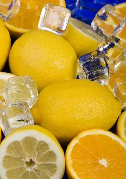 Limões com cubos de gelo — Fotografia de Stock