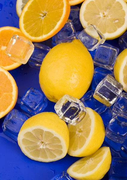 Лимони з кубиками льоду — стокове фото