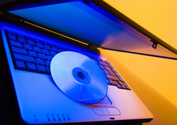 Laptop mit CD — Stockfoto