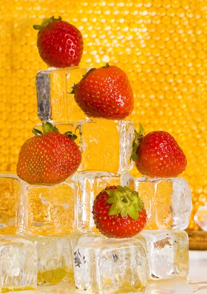 Cold strawberries with honey combs — Stock Photo, Image