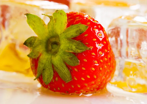 Cold strawberries with honey combs — Stock Photo, Image