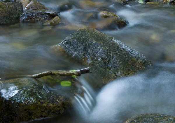Flusso in montagna — Foto Stock