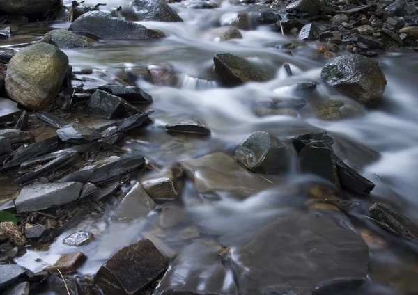 Flusso in montagna — Foto Stock