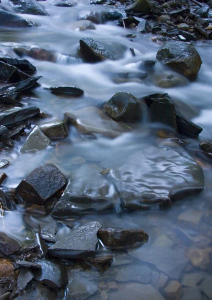 Река в горах — стоковое фото