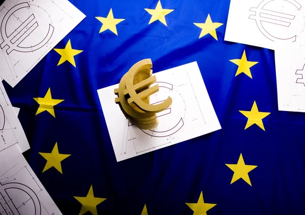 Assinatura do euro na bandeira — Fotografia de Stock