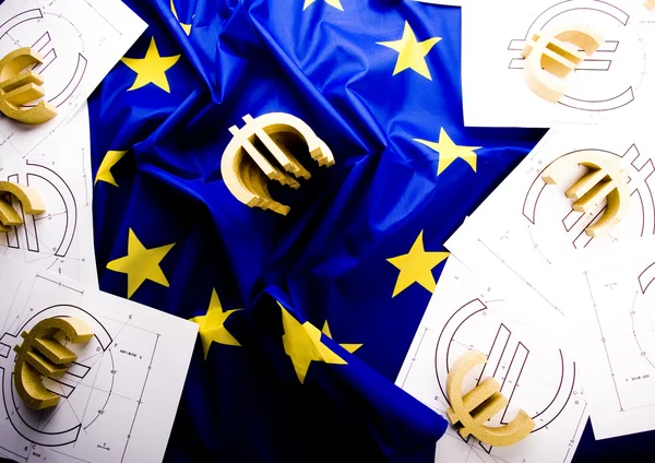 Assinatura do euro na bandeira — Fotografia de Stock