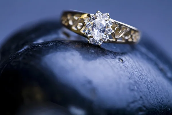 Anillo de piedras preciosas — Foto de Stock