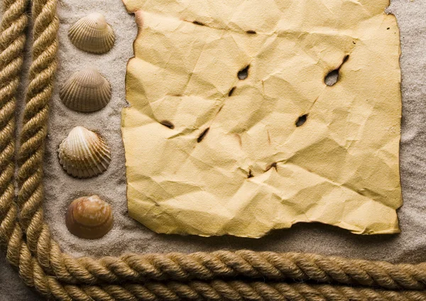 Yaz kağıt mektup ile deniz hayvanı kabuğu — Stok fotoğraf