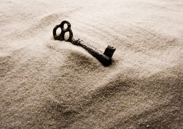 Klucz w piasku — Zdjęcie stockowe