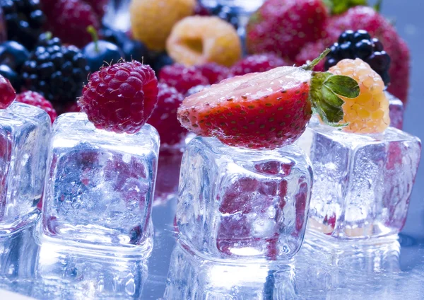 Frutas doces e cubos de gelo — Fotografia de Stock
