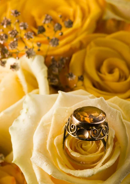 Roses with ring — Stock Photo, Image