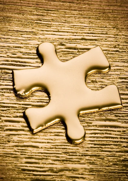 Puzzle en una mesa de madera — Foto de Stock