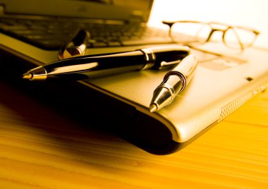 Dizüstü bilgisayar ve gözlük