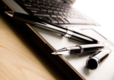 Dizüstü bilgisayar ve tükenmez kalem