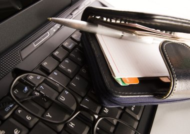 Dizüstü bilgisayar ve tükenmez ve gözlük