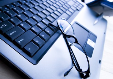 Dizüstü bilgisayar ve gözlük