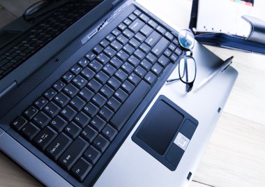 Dizüstü bilgisayar ve tükenmez ve gözlük