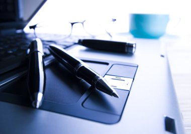 Dizüstü bilgisayar ve tükenmez kalem