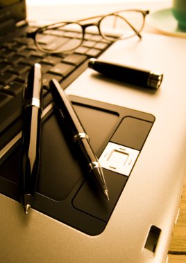 Dizüstü bilgisayar ve gözlük