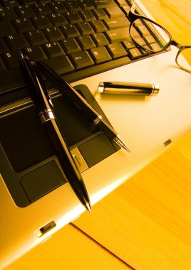 Dizüstü bilgisayar ve gözlük