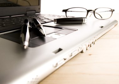 Dizüstü bilgisayar ve gözlük