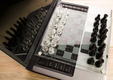 dizüstü bilgisayar ile cam satranç