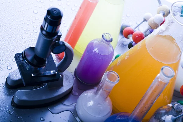 Microscope and atom & Laboratory glass — Stock Photo, Image