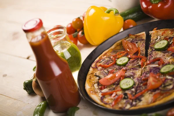 Pizza con verduras —  Fotos de Stock