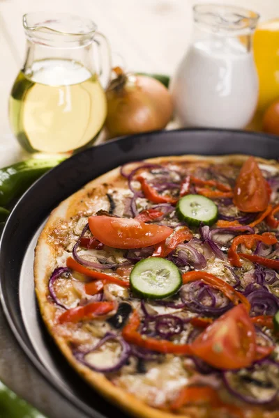 Верховну піцу в сковороді — стокове фото