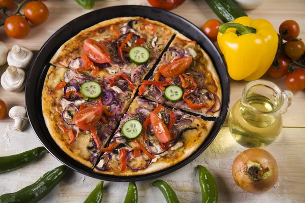 Pizza mit Gemüse — Stockfoto