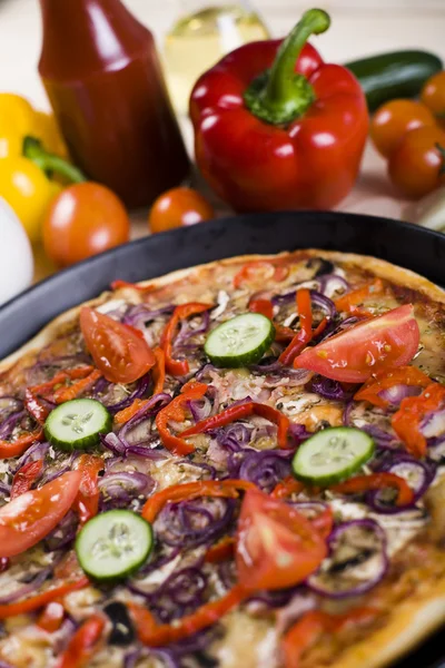 야채를 곁들인 피자 — 스톡 사진