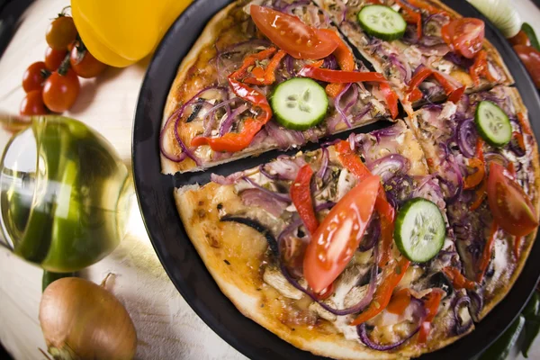 Высшая пицца в сковороде — стоковое фото