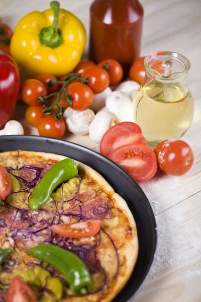 Legumes com uma pizza — Fotografia de Stock