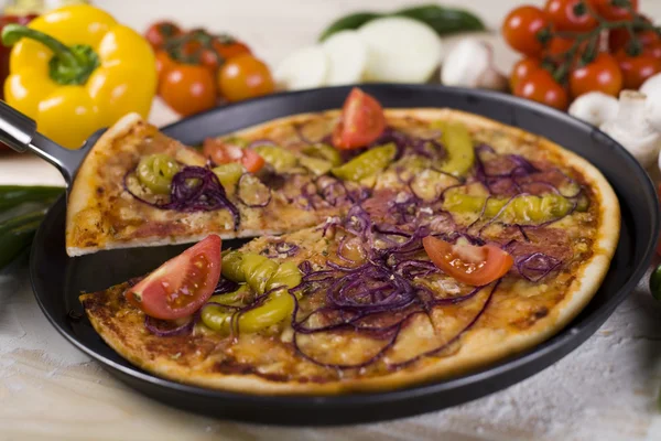 Rajčatové pizzy a italská kuchyně — Stock fotografie