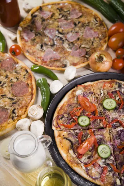 Szalámis pizza — Stock Fotó