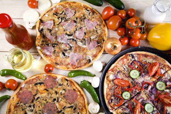 Szalámis pizza — Stock Fotó