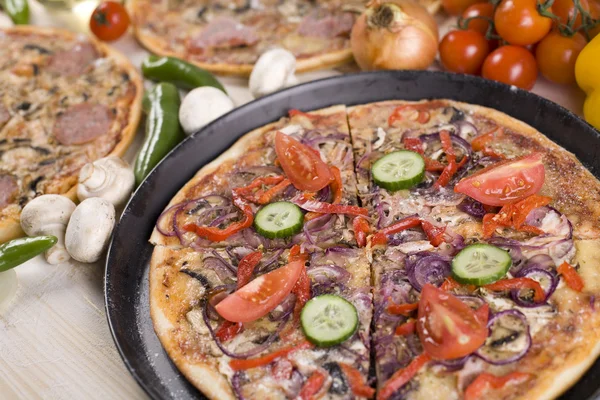 Szalámis pizza — Stock Fotó
