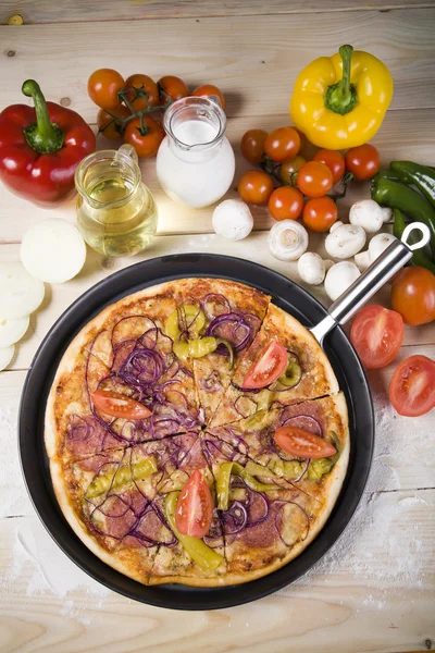 토마토 피자와 이탈리아 부엌 — 스톡 사진
