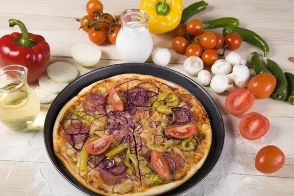 Pizza with vegetables — Stock Photo, Image