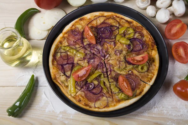 야채를 곁들인 피자 — 스톡 사진