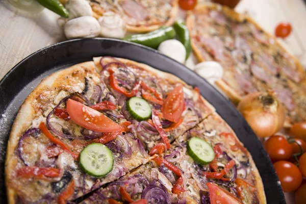 Högsta pizza i pan — Stockfoto