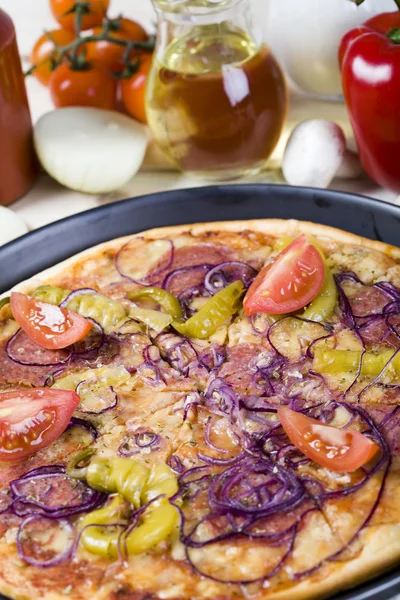 Legfőbb pizza serpenyőben — Stock Fotó