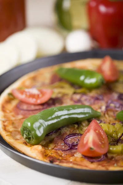 Grönsaker med en pizza — Stockfoto
