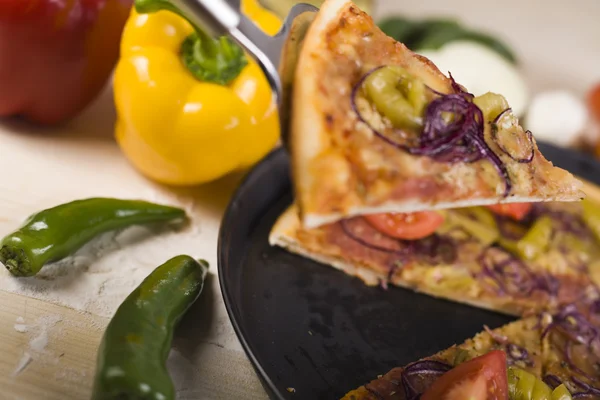 Rajčatové pizzy a italská kuchyně — Stock fotografie