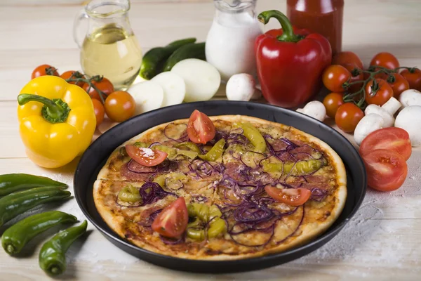 Pizza mit Gemüse — Stockfoto