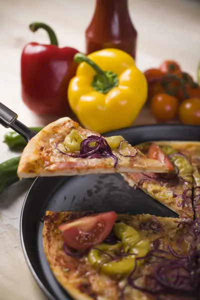 토마토 피자와 이탈리아 부엌 — 스톡 사진