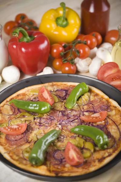 Λαχανικά με μια πίτσα — Φωτογραφία Αρχείου