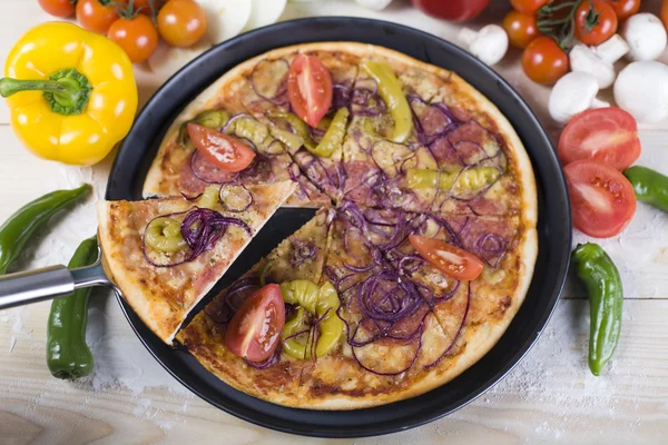 Pizza di pomodoro e cucina italiana — Foto Stock