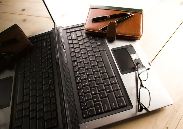 Laptop & kulspetspenna & glasögon — Stockfoto