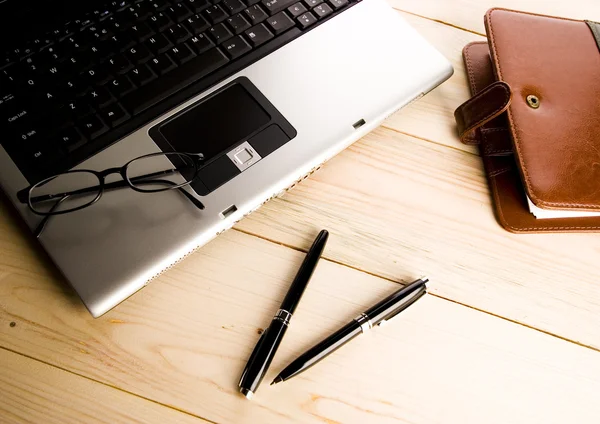 Laptop & kulspetspenna & glasögon — Stockfoto